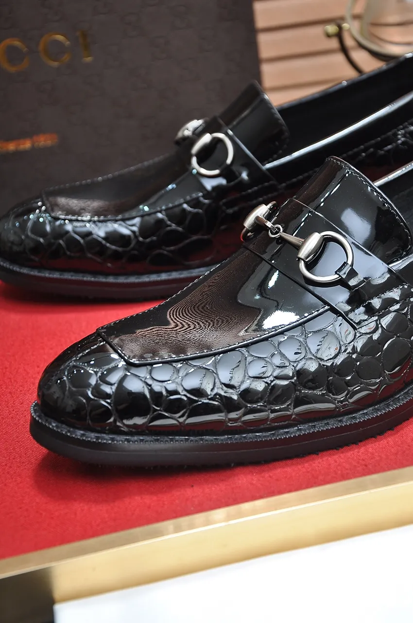 Men's shoes💰460💶Italy's top luxury men's shoe giant [GUCCI] has arrived in new style🍃Original European style🔰 Pleasant to the eye😍In order to make the shoes more durable and non-deformable🌀The production continues to follow traditional methods but there is still no lack of innovation💪The original sheepskin is chosen for the leather♻Smooth, natural and extra bright⭐Made of imported cowhide, the first choice of the rich 38-45 (45 customized)